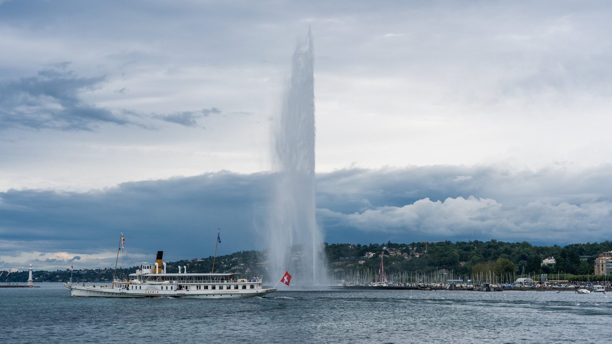 The Jet d’Eau fountain and a paddle steamer on Lac Léman, Genève